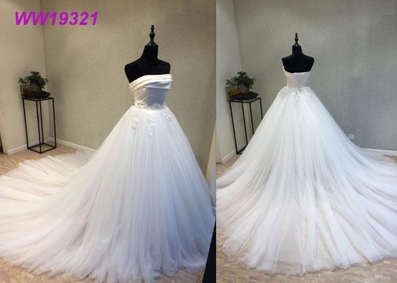 Stunning Organza Strapless Ball Gown Wedding Dresses , Long Train White Lace Ball Gown
