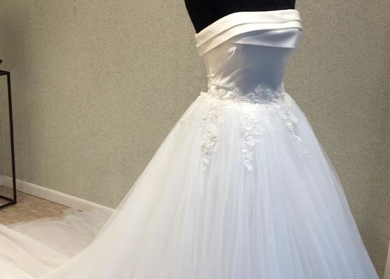 Stunning Organza Strapless Ball Gown Wedding Dresses , Long Train White Lace Ball Gown