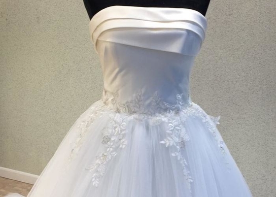 Stunning Organza Strapless Ball Gown Wedding Dresses , Long Train White Lace Ball Gown