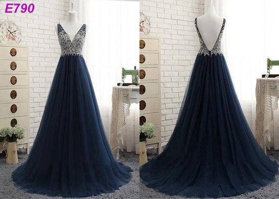 Die rückenfreien Bügel des Ausschnitts V, die A bördeln, zeichnen dunkles bule Tulle-Abendkleid